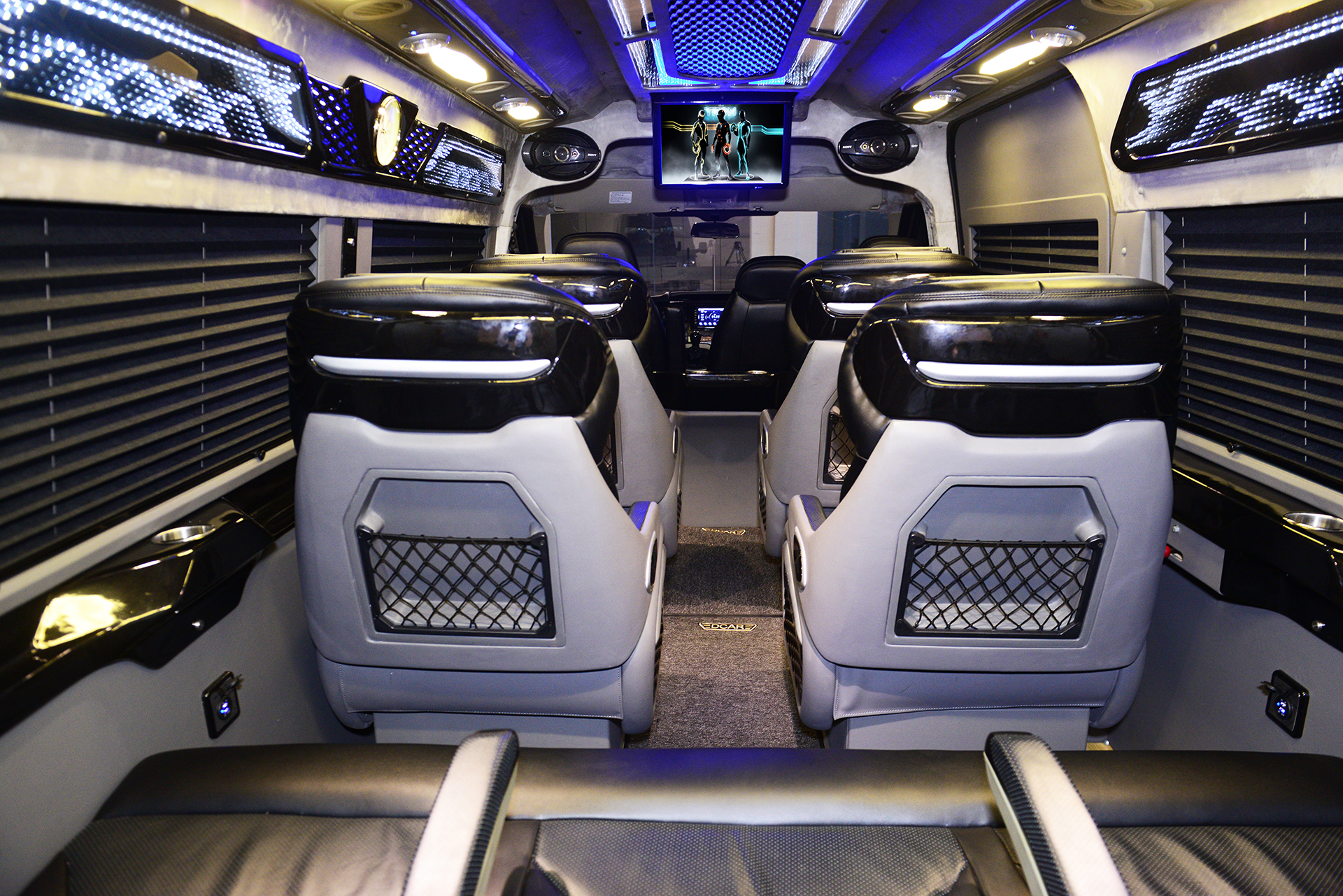 Khoang Xe Ford Transit Dcar Limousine
